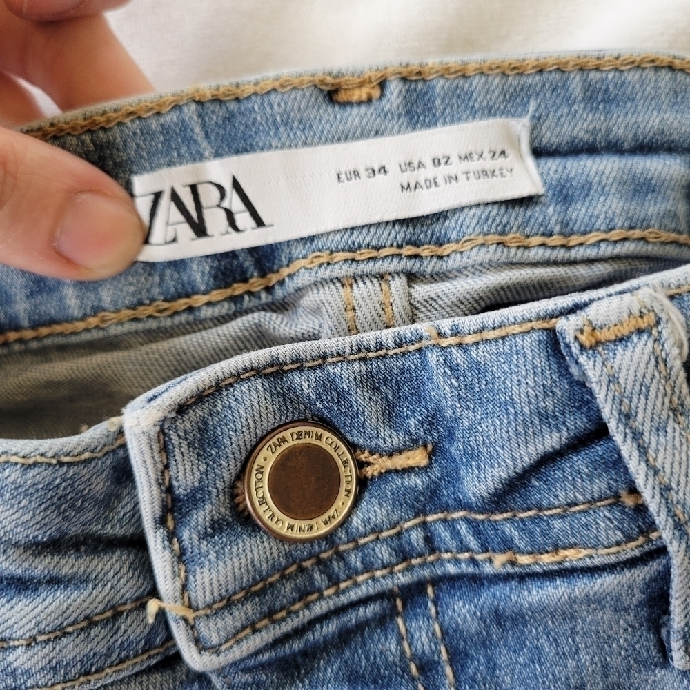 Zara light wash raw hem zipper ankle distressed skinny jeans 2 - Picture 4 of 14